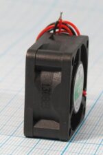 8009976712 Вентилятор 30x30x15, напряжение 5В, ток 0.16А, выводы 2L, подшипник качения, YM0503PHB1 Hirschmann — изображение 2